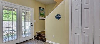 2 Story Townhouse 2 BR/2.5 Bath - Central Location