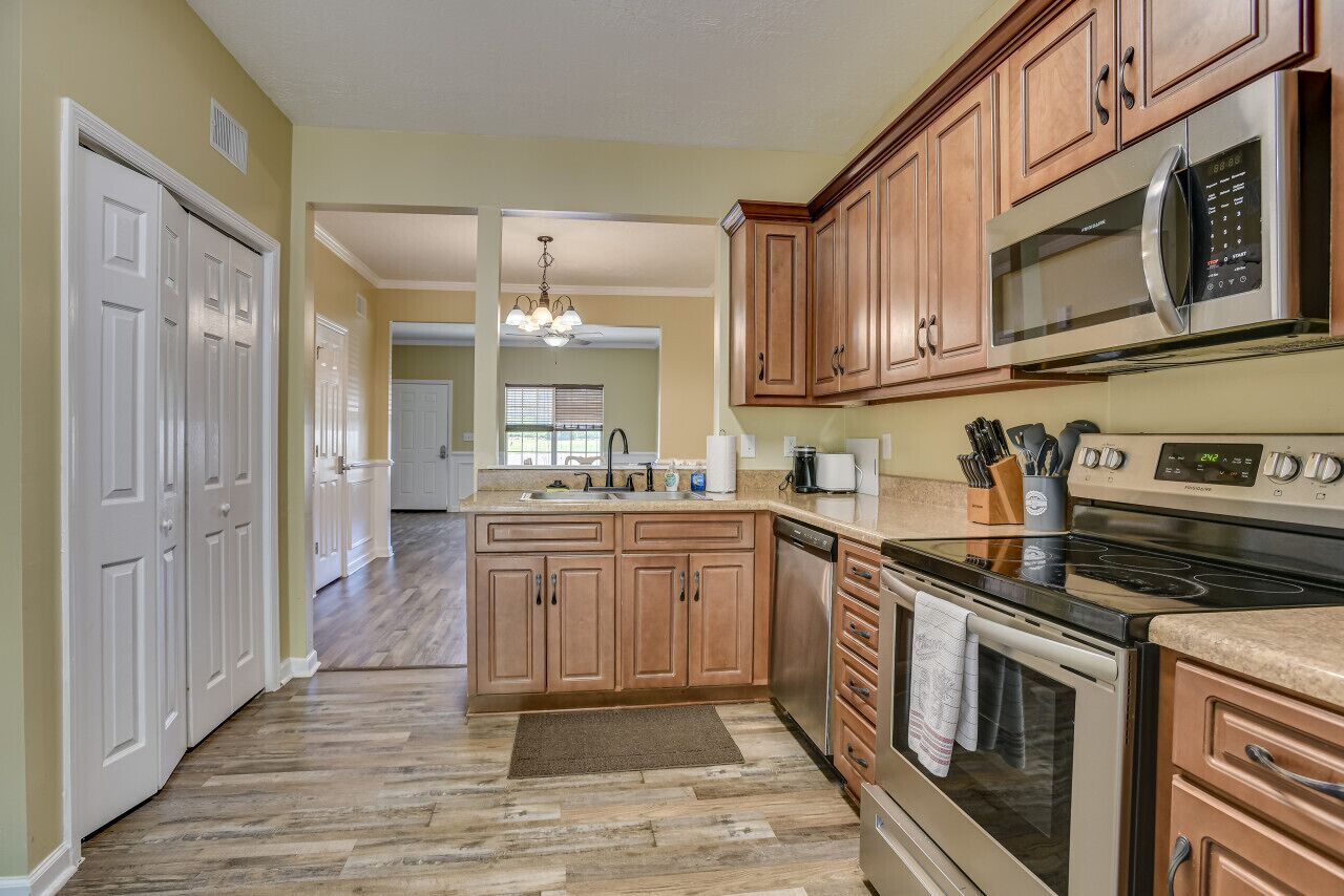 Réfrigérateur, micro-ondes, plaque de cuisson, lave-vaisselle