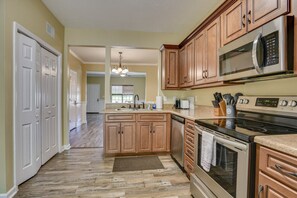 Fridge, microwave, stovetop, dishwasher