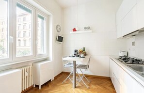 Fridge, microwave, oven, stovetop - Cicerone Apartment - a stone's throw from the center of Rome (Roma)