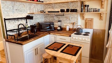 KĂŒhlschrank, Mikrowelle, Herdplatte, Wasserkocher mit Kaffee-/Teezubehör