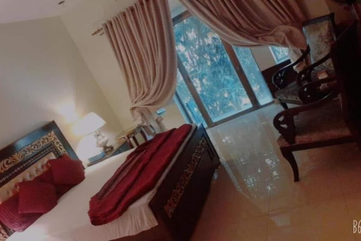Deluxe Room | Iron/ironing board, free WiFi