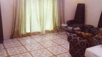 Deluxe Room | Living area | LED TV