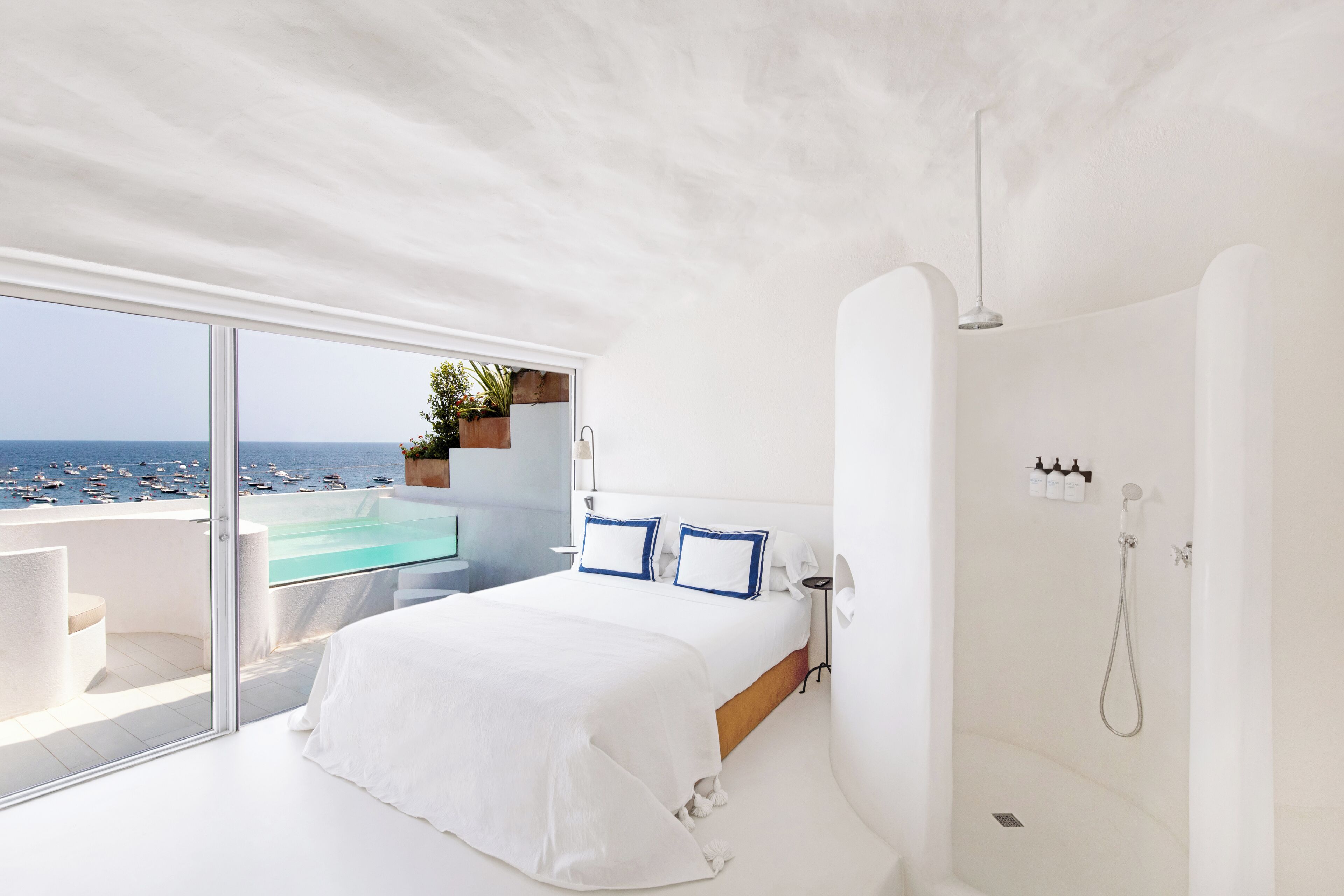 Suite estudio junior, vistas al mar | Baño | Ducha, artículos de higiene personal de diseño y secador de pelo