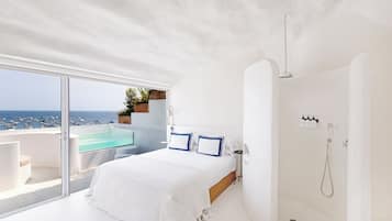 Suite estudio junior, vistas al mar | Baño | Ducha, artículos de higiene personal de diseño y secador de pelo