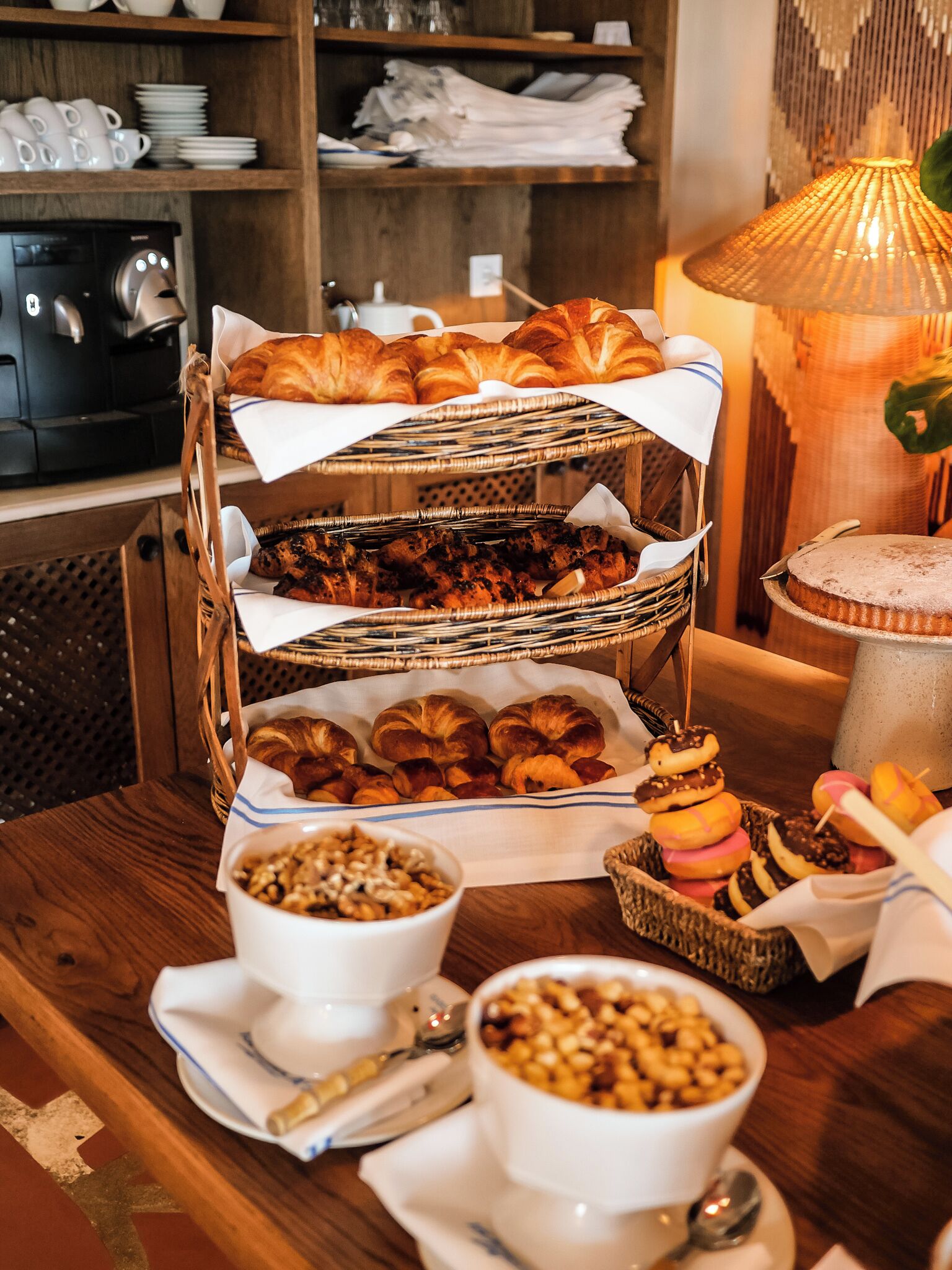 Un bufé de desayuno con cruasanes, bollería y rosquillas.