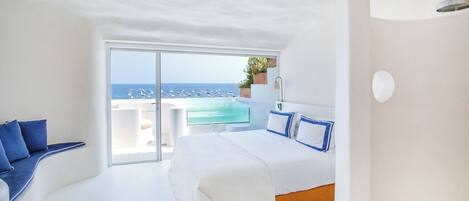 Suite Studio Junior, vue mer | Couette en duvet d'oie, minibar, coffres-forts dans les chambres