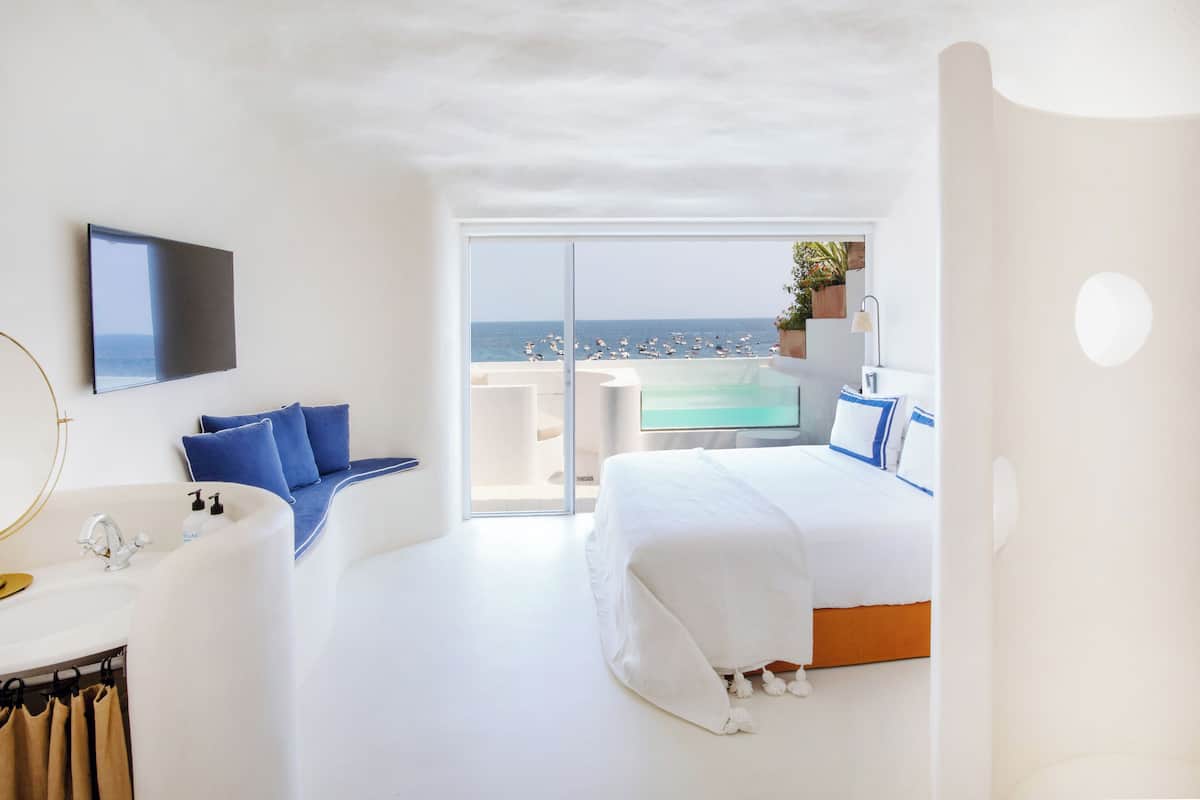 Cubrecamas, minibar y caja de seguridad en la habitación