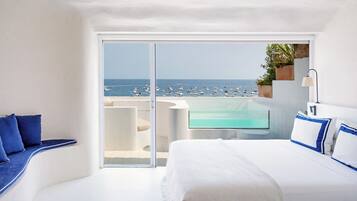 Junior studio suite, uitzicht op zee | Donzen dekbedden, een minibar, een kluis op de kamer