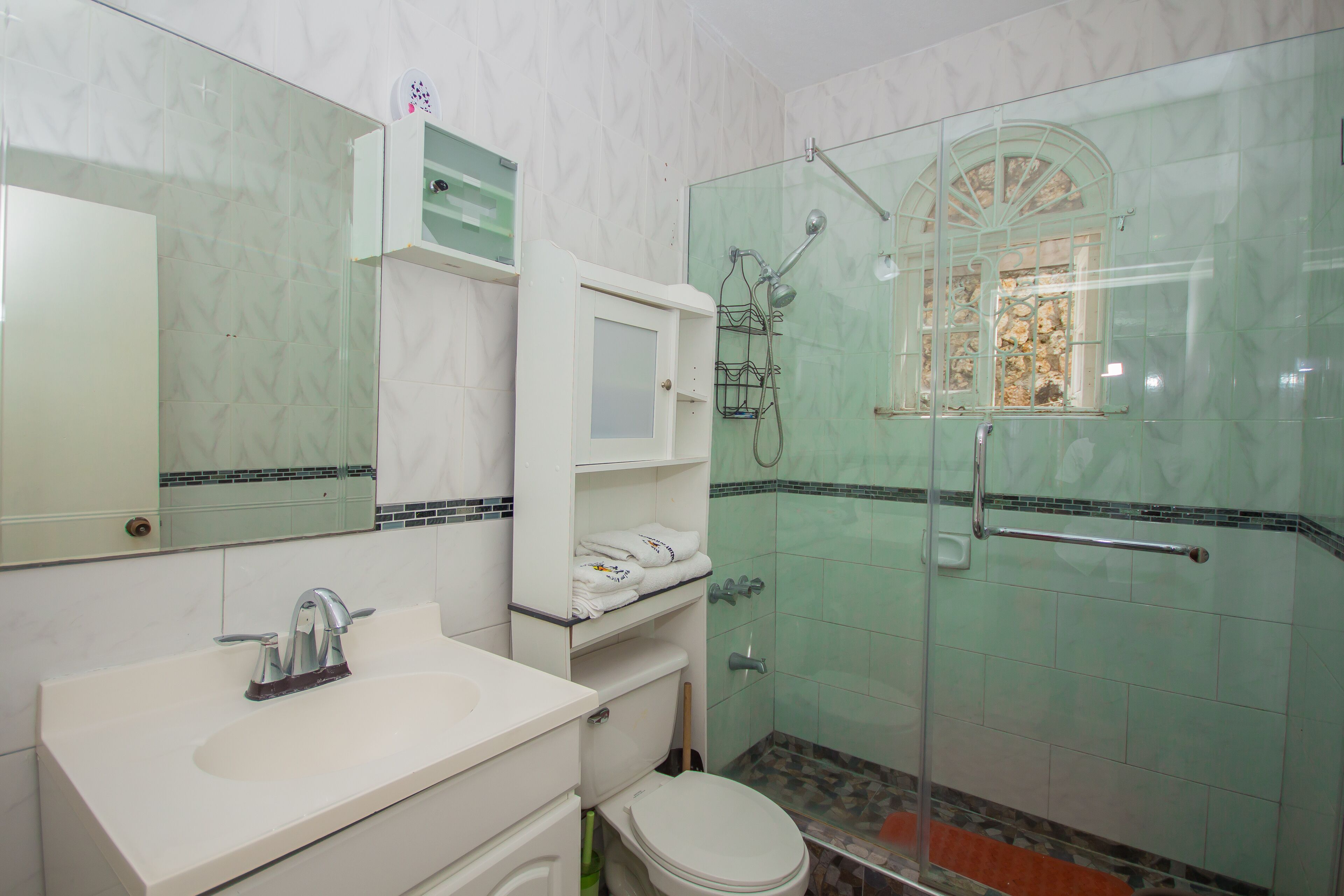 Studio Panoramique, non-fumeurs, vue océan | Salle de bain | Douche, douche à « effet pluie », articles de toilette gratuits