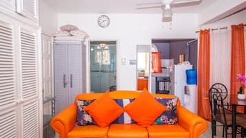 Panoramic-Studio, Raucher, Meerblick | Wohnbereich | 40-Zoll-Smart-TV mit Kabelempfang, Fernseher, Netflix