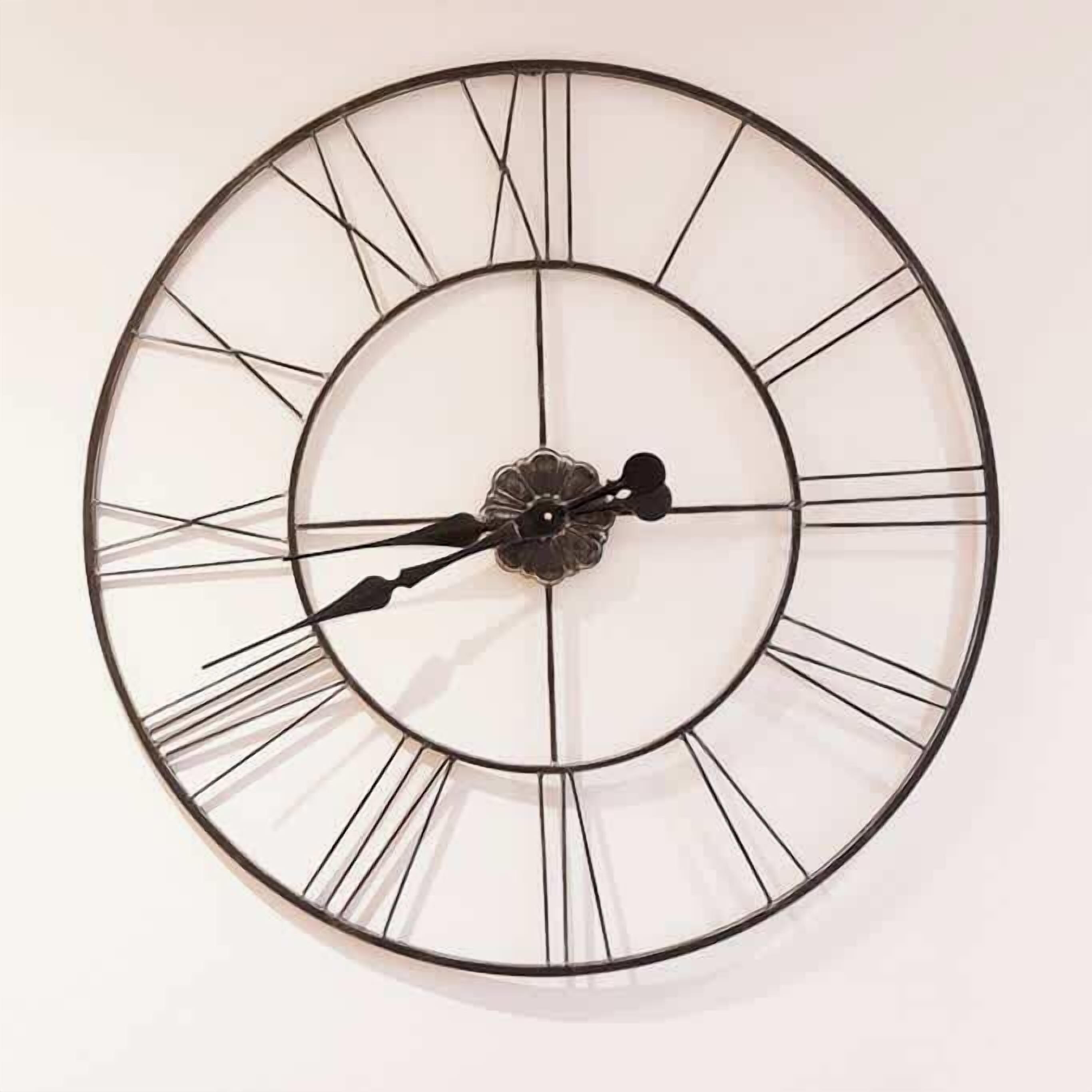 Eine an der Wand befestigte Uhr mit schlichtem Design, mit römischen Ziffern und einem zentralen Ziertelement.