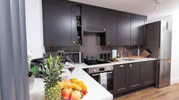 Coffee/tea maker, fridge, microwave, oven