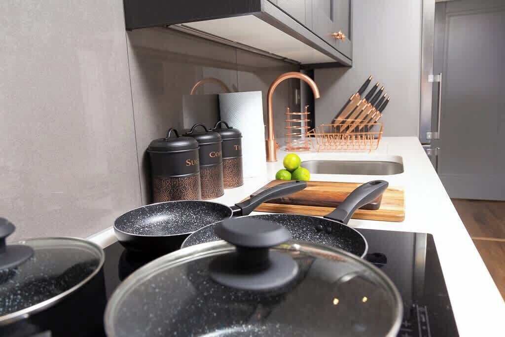 Kjøleskap, mikrobølgeovn, ovn og kokeplater