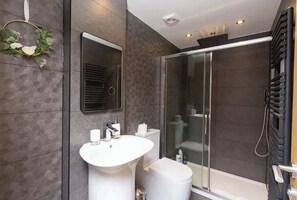 Ducha, secador de pelo, jabón y champú