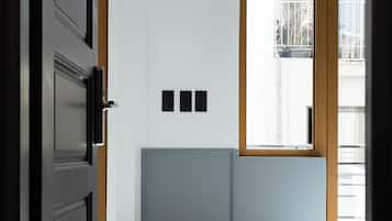 Habitación Deluxe | Minibar, caja de seguridad en la habitación y insonorización