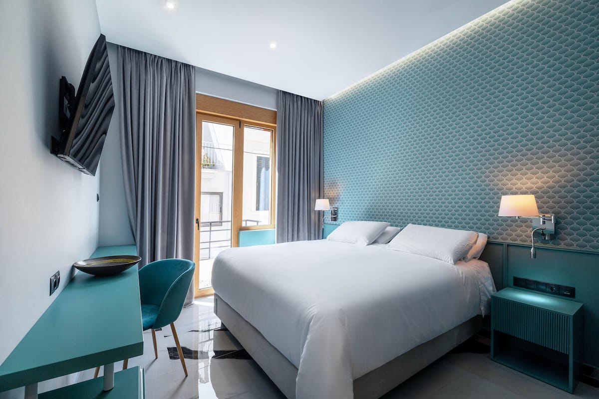Executive Room | Minibar, in-room safe, soundproofing, iron/ironing board