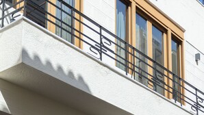 Un edificio con una fachada que dice "Emilie".