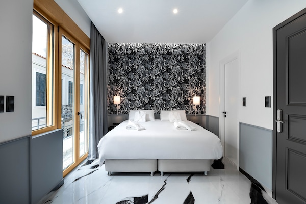 Deluxe Room | Minibar, in-room safe, soundproofing, iron/ironing board