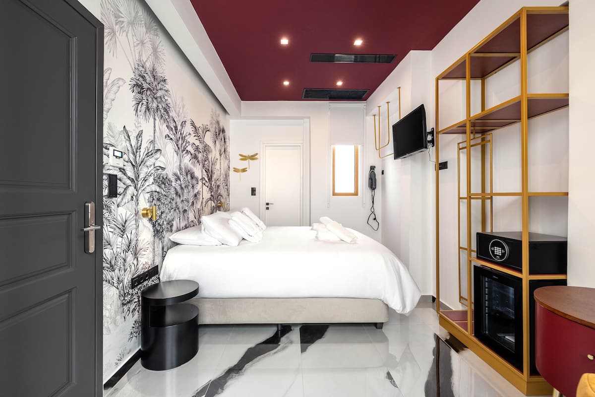 Junior Room | Minibar, in-room safe, soundproofing, iron/ironing board