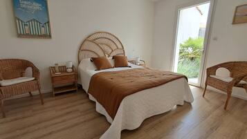 4 dormitorios, tabla de planchar con plancha, cuna de viaje