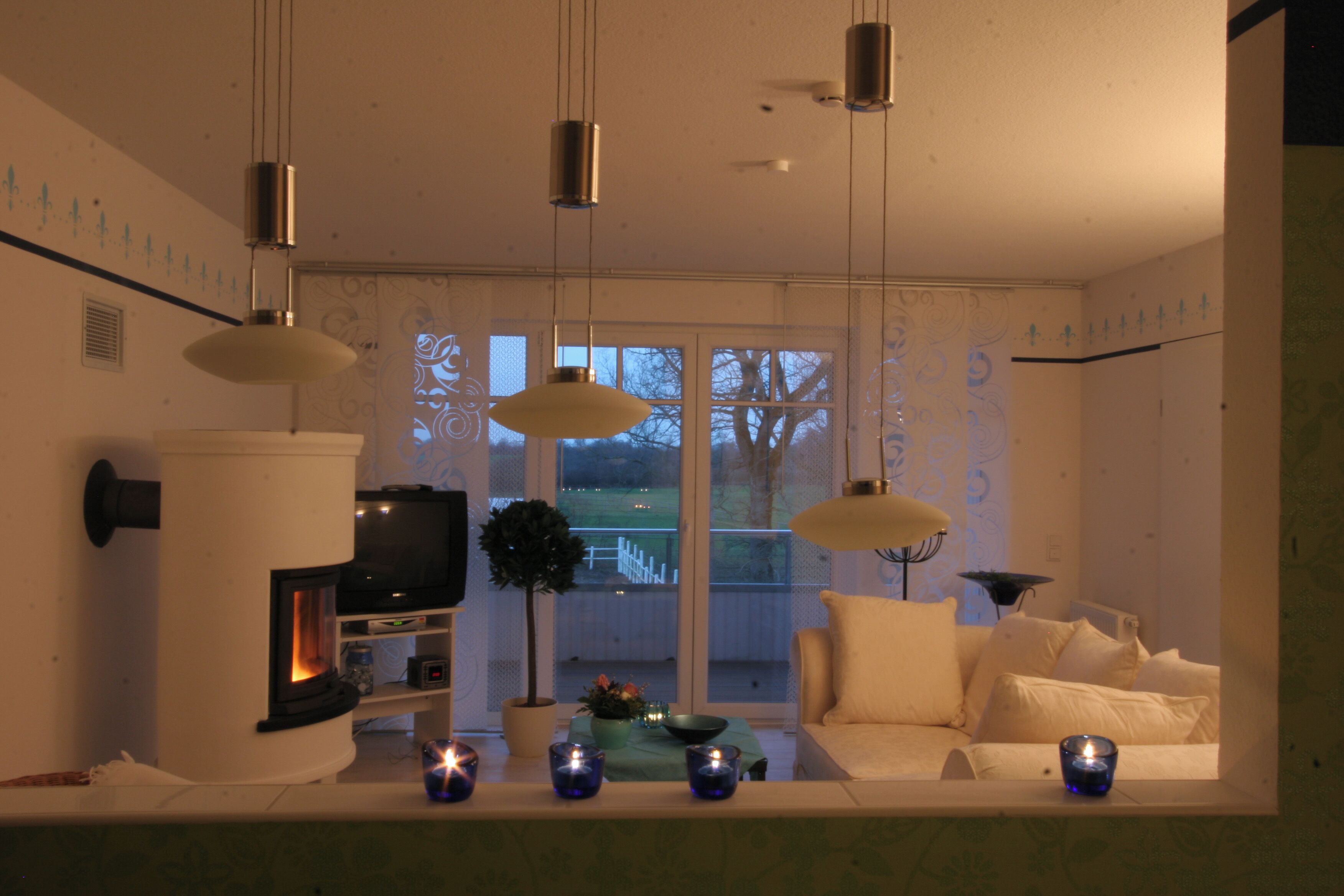 Fernseher, Kamin, Bücher