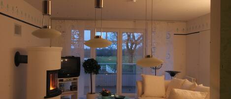 Télévision, cheminée, livres