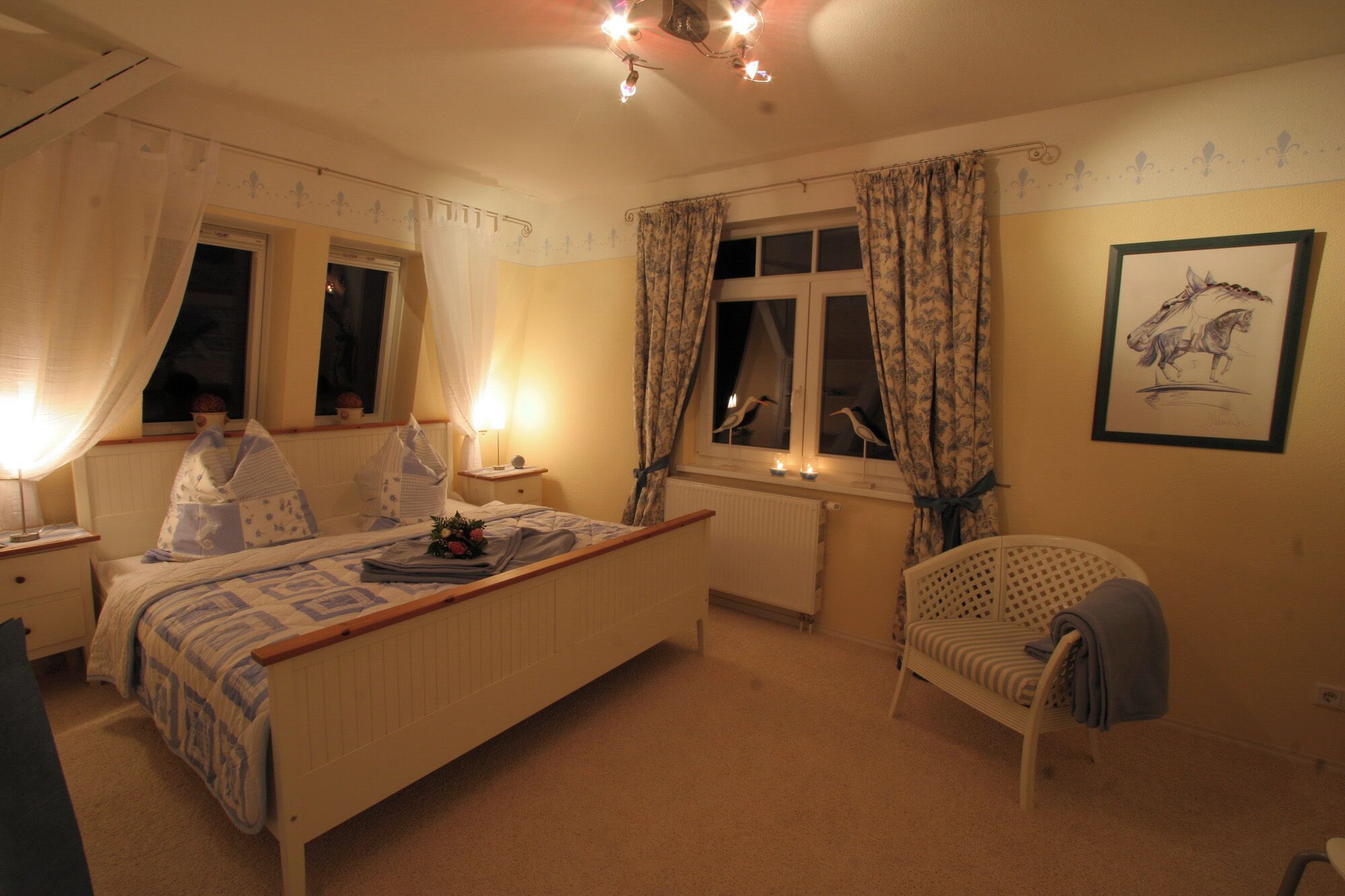 2 عدّة غرف نوم وخزنة داخل الغرفة ومكتب ومكواة/لوح كي