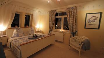 2 عدّة غرف نوم وخزنة داخل الغرفة ومكتب ومكواة/لوح كي