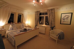 2 chambres, coffres-forts dans les chambres, bureau