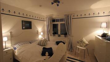 2 Schlafzimmer, Zimmersafe, Schreibtisch, Bügeleisen/Bügelbrett