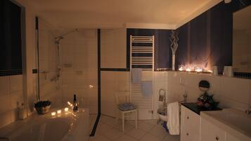 Dusche, Haartrockner, Handtücher