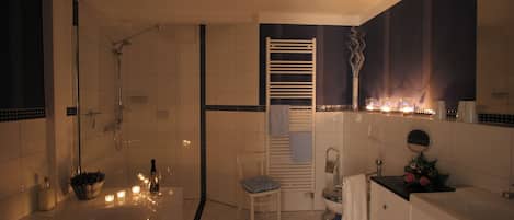 Douche, séchoir à cheveux, serviettes fournies