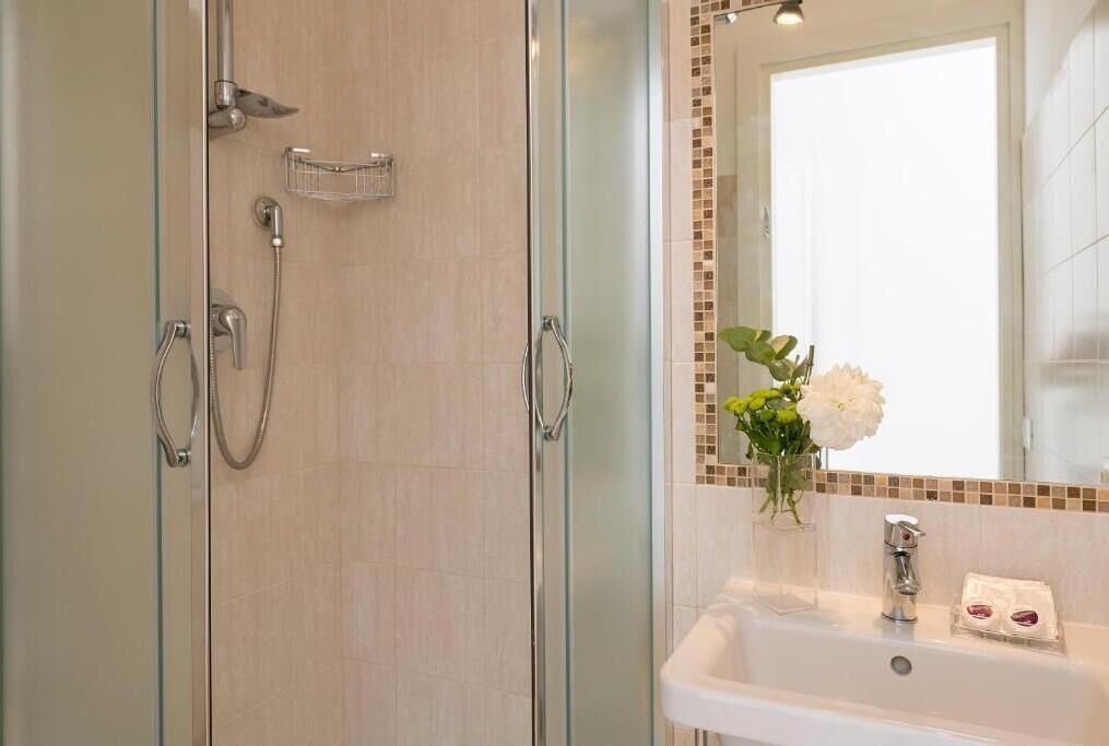 Standard-Einzelzimmer | Badezimmer | Dusche, Haartrockner, Handtücher, Seife
