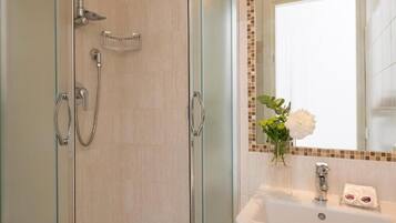 Standard-Einzelzimmer | Badezimmer | Dusche, Haartrockner, Handtücher, Seife