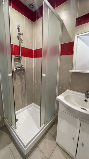 Hair dryer, towels, soap, shampoo - "Le Petit Marseillais": a pretty, fully-equipped and furnished studio in a quiet location (Marseille)