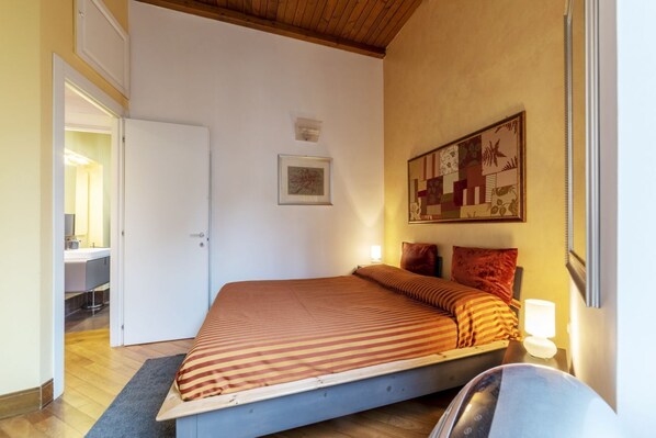 1 bedroom, iron/ironing board, internet, bed sheets
