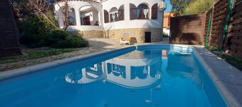 Prachtige villa met privé zwembad naast een hemelse baai.