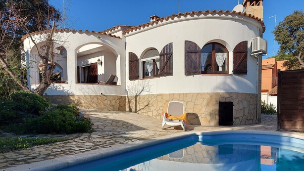 A house with a swimming pool, stone walls, and arched windows. - Pretty villa with private pool next to a heavenly cove. (L'Escala)