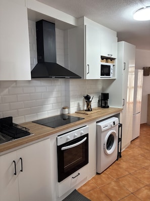 Fridge, microwave, oven, stovetop - The Vistamar Suite 154 (Tacoronte)