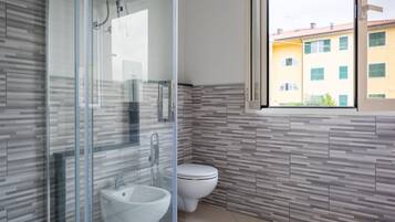 Dusche, Haartrockner, Bidet