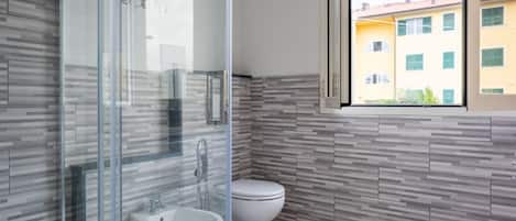 Douche, sĂšche-cheveux, bidet