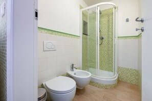 Douche, sèche-cheveux, bidet, serviettes fournies