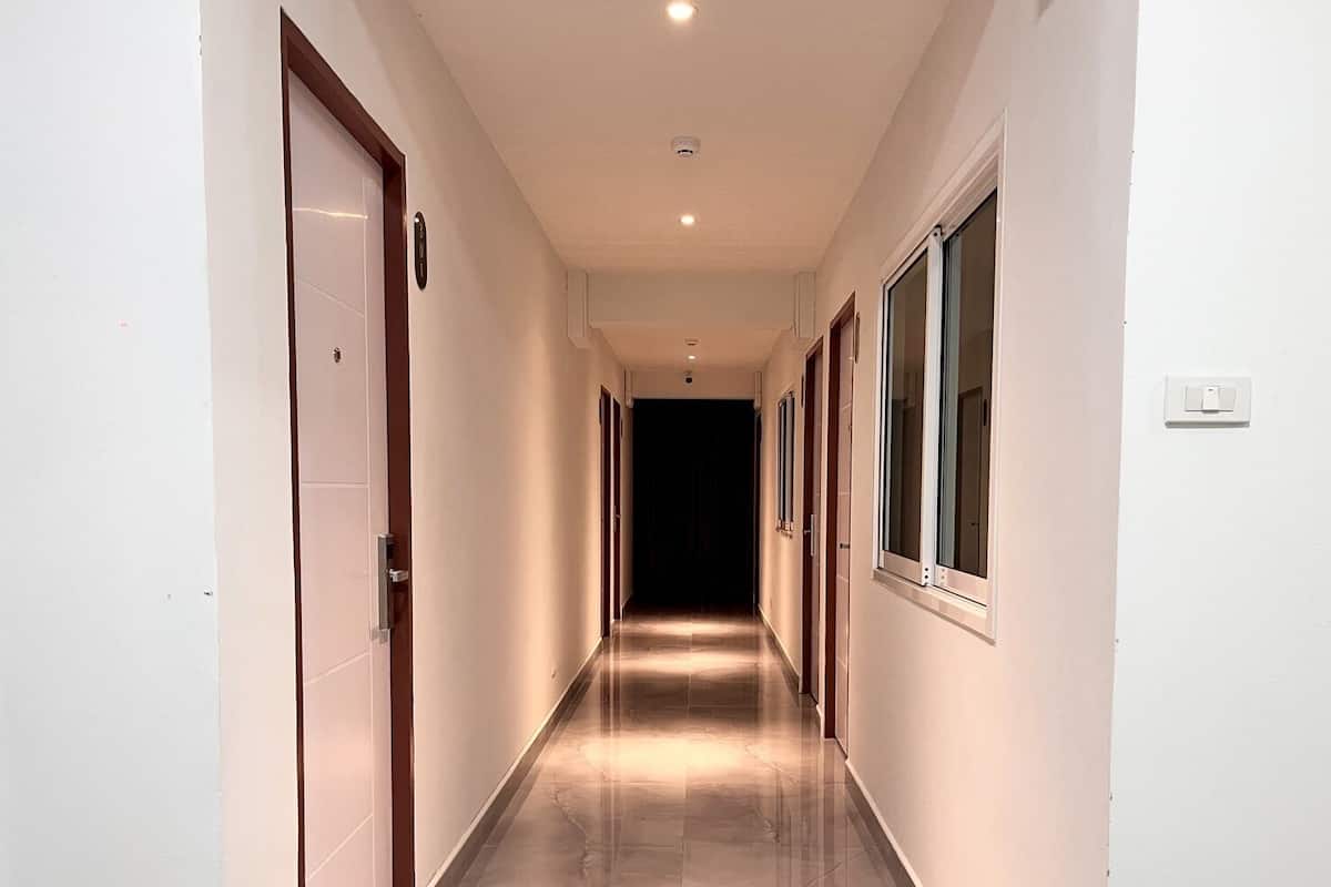 Escritorio, cortinas blackout, wifi gratis y ropa de cama