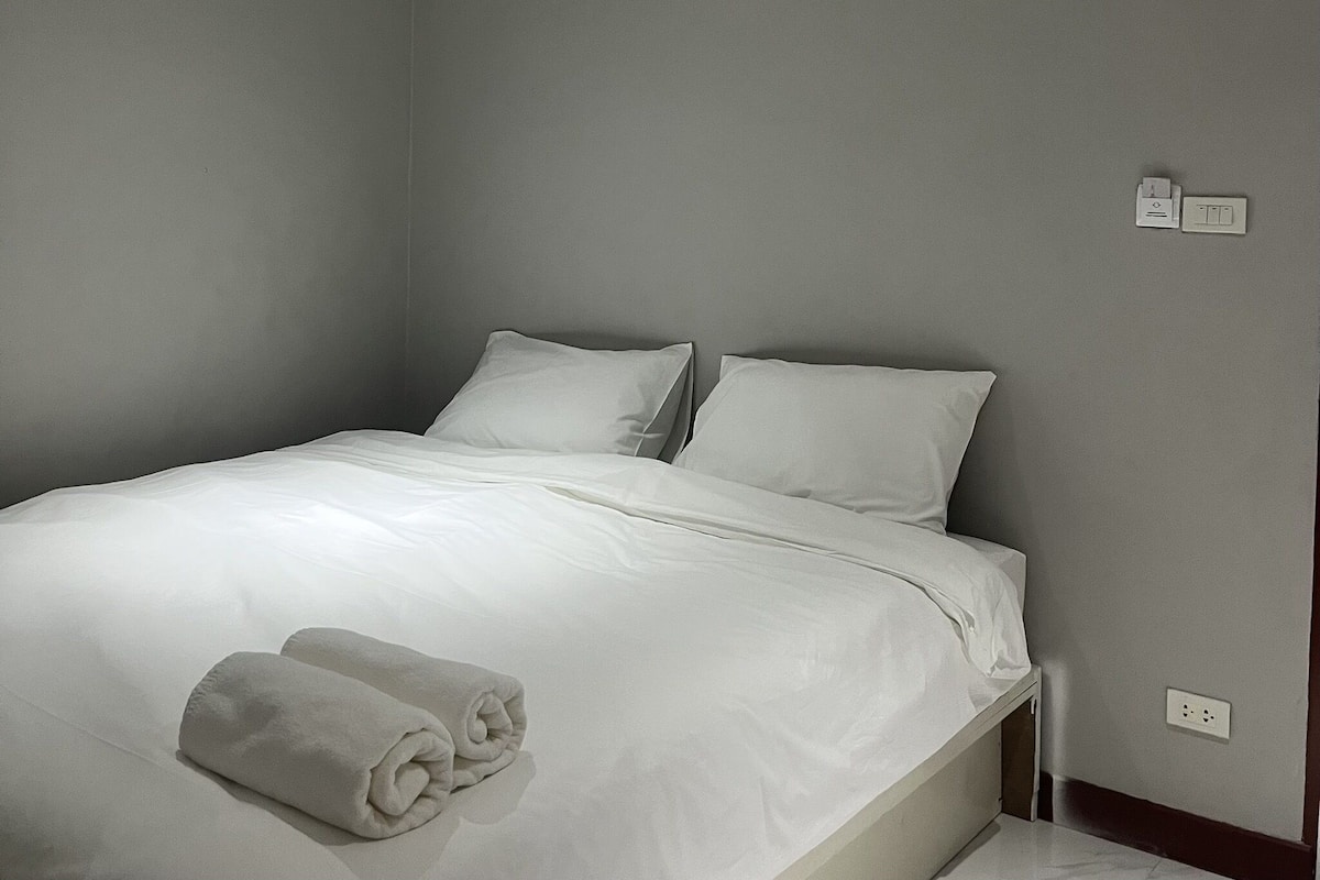 Escritorio, cortinas blackout, wifi gratis y ropa de cama