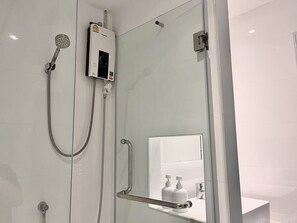 Chuveiro, secador de cabelo, toalhas de banho 