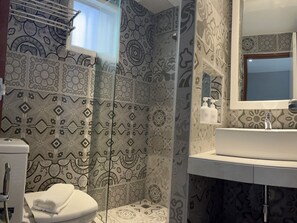 Shower, hair dryer, towels - Aowmana Hotel (Bangkok)