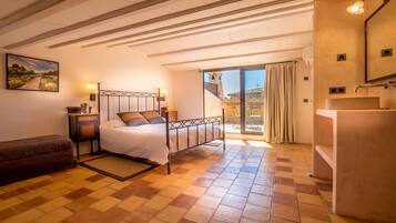 3 室のベッドルーム、アイロン / アイロン台、WiFi (無料)、ベッドシーツ