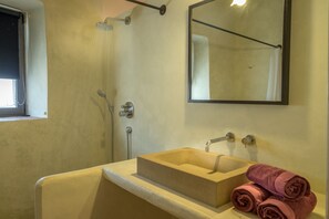 Douche, sèche-cheveux, serviettes fournies