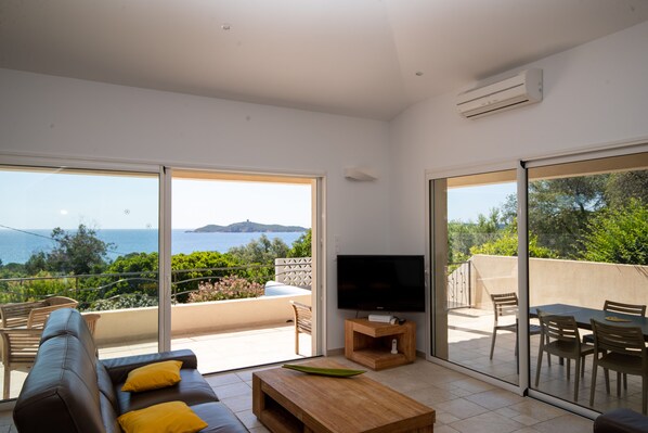 Living area - Villa Rosalinda, 120m2250m from Pinarello beaches (Sainte Lucie de Porto Vecchio)